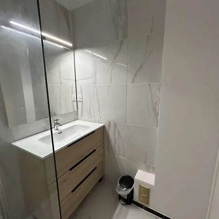 Apartamento 2 Pieces Avec Climatisation Proche - Fr-1-250-321 *